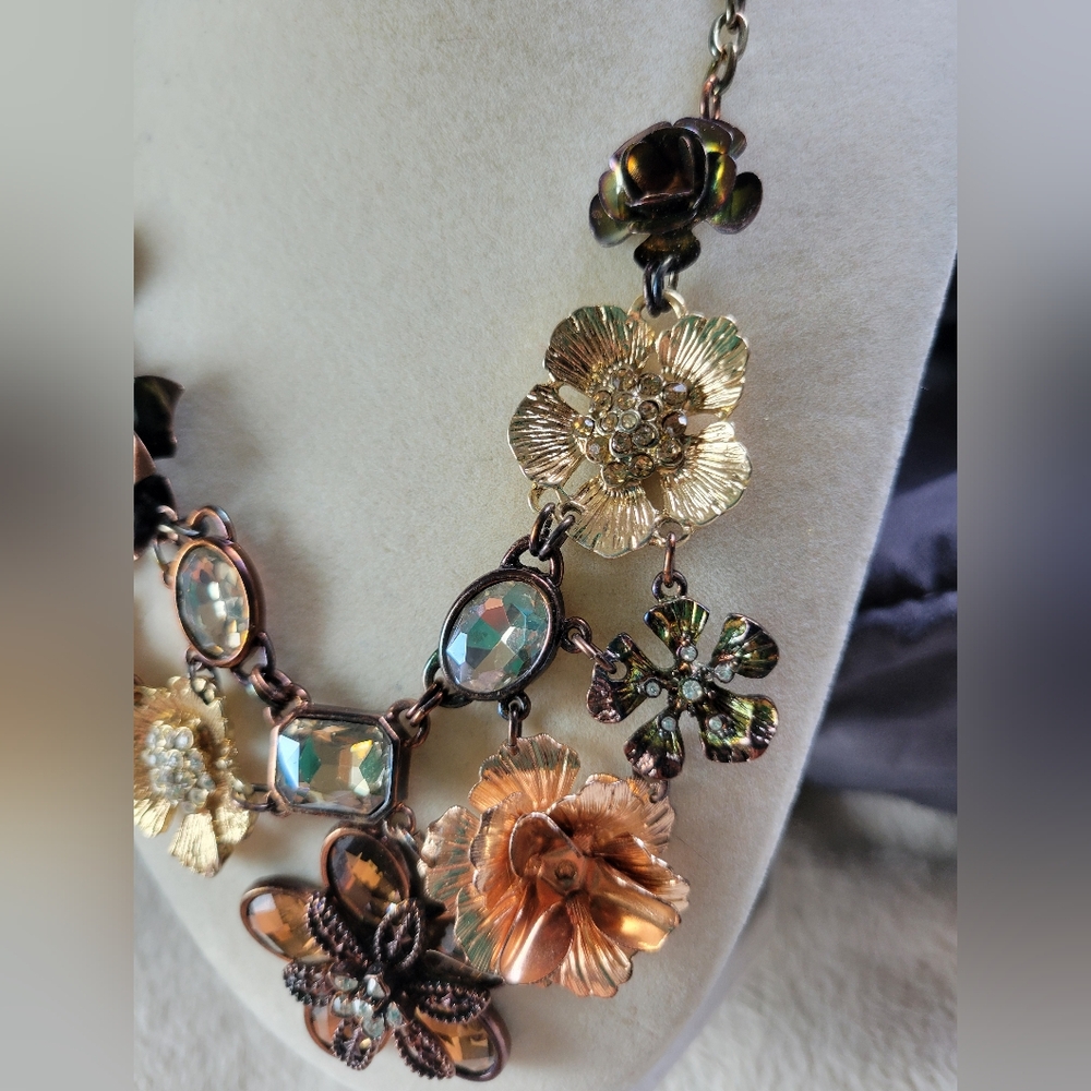 Stunning Antiqued Bronze/Gold Tone Floral Rhinestone Statement Necklace - Picture 6 of 11